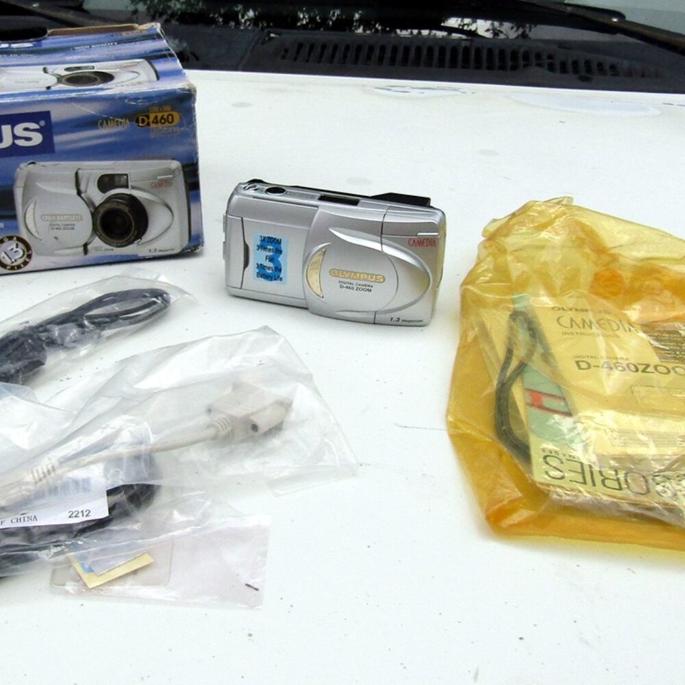 Vintage Olympus Camedia D-460 1.3 Mega w Box & Sony Cyber-shot 2.0 DSC-P311 Cam